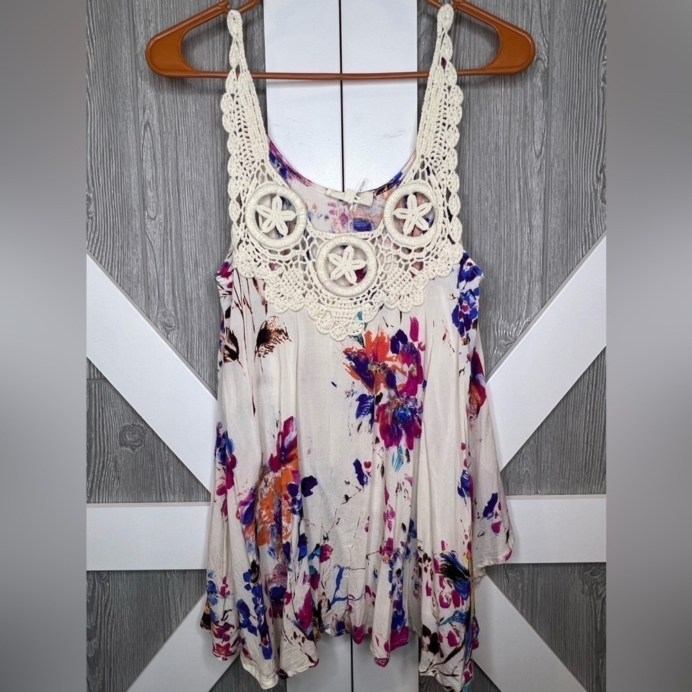 B4.31. NWOT Splash of Color Floral Sleeveless Crocheted Top Small